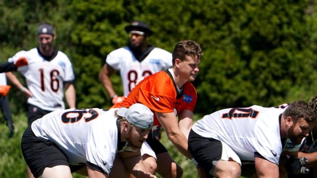 Cincinnati Bengals quarterback Joe Burrow (9) takes a snap during practice, Tuesday, May 17, 2022, at the Paul Brown Stadium practice fields in Cincinnati. Cincinnati Bengals Practice May 17 0106